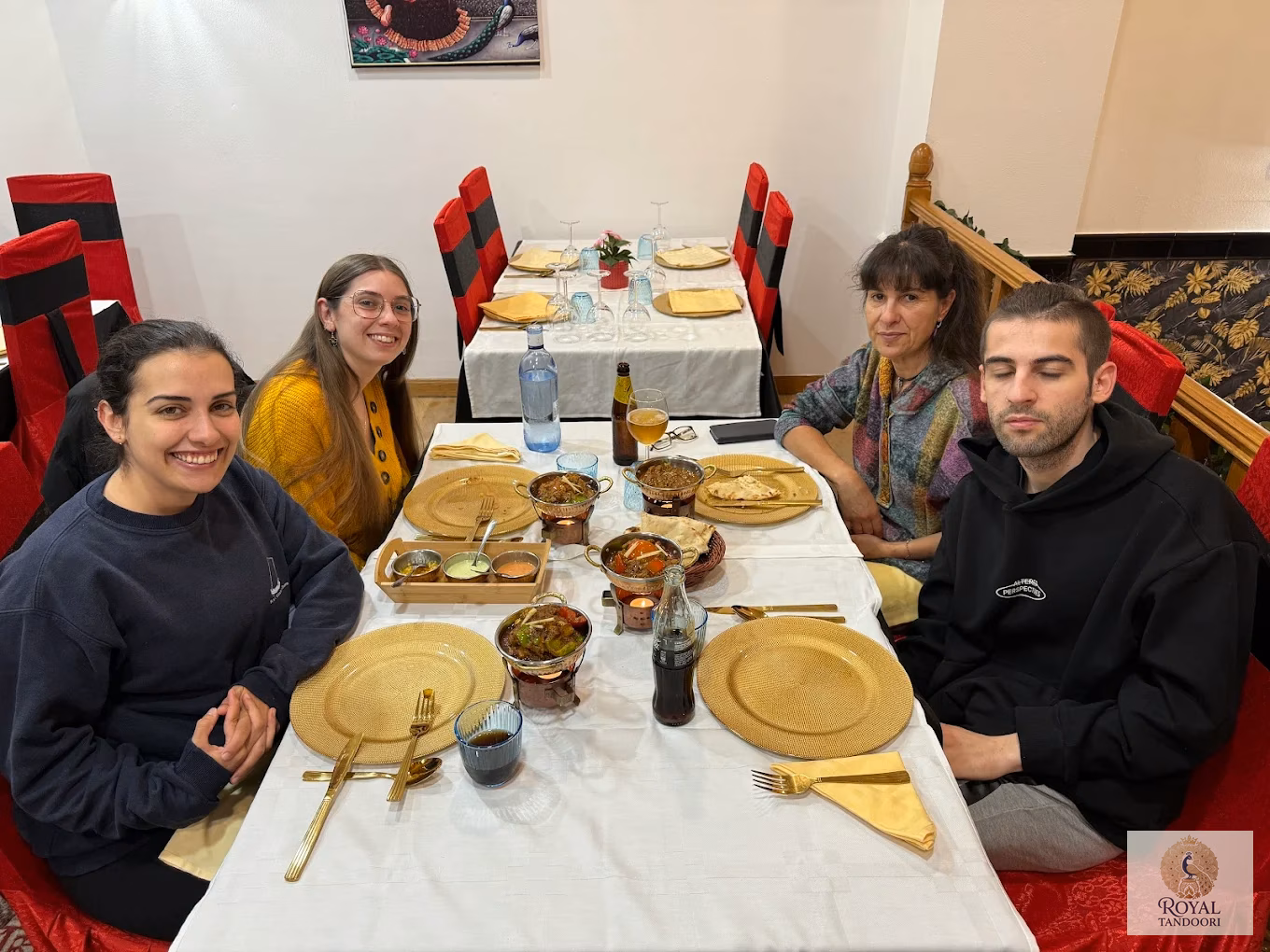 Amigos cenando comida india en Royal Tandoori, Ponferrada