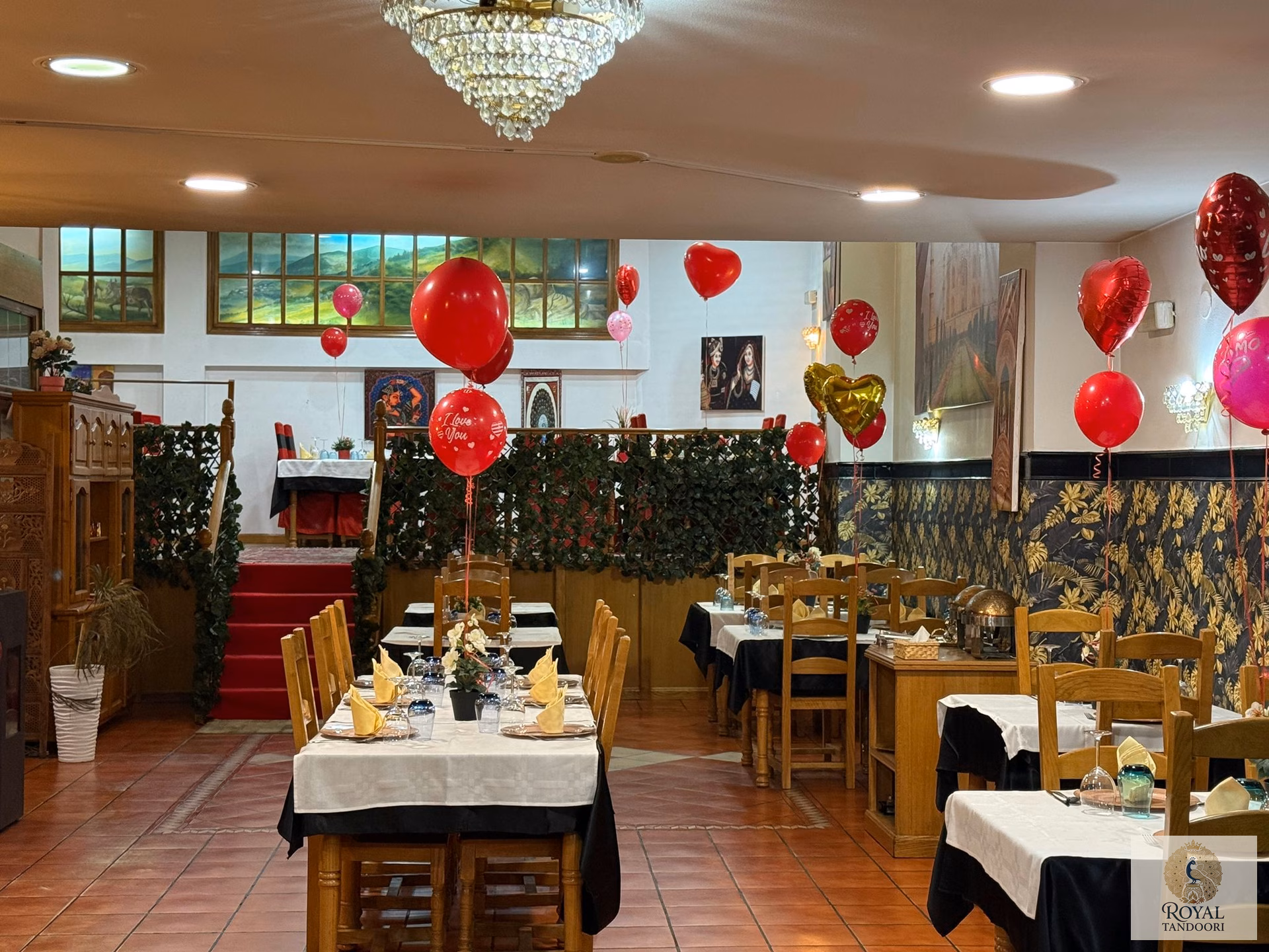 Comedor del restaurante indio Royal Tandoori en Ponferrada con lámpara de araña