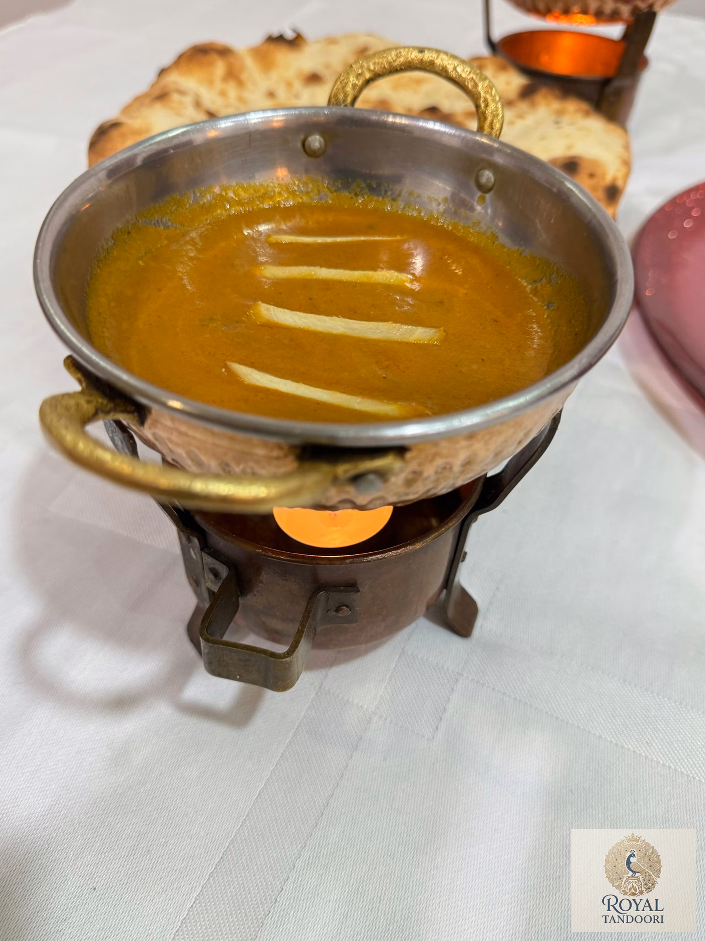 Curry indio de verdura en karahi con pan naan en Royal Tandoori, Ponferrada