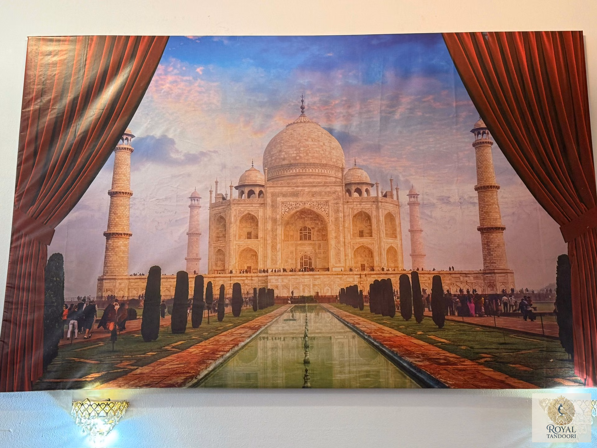 Cuadro del Taj Mahal en la pared de Royal Tandoori, Ponferrada
