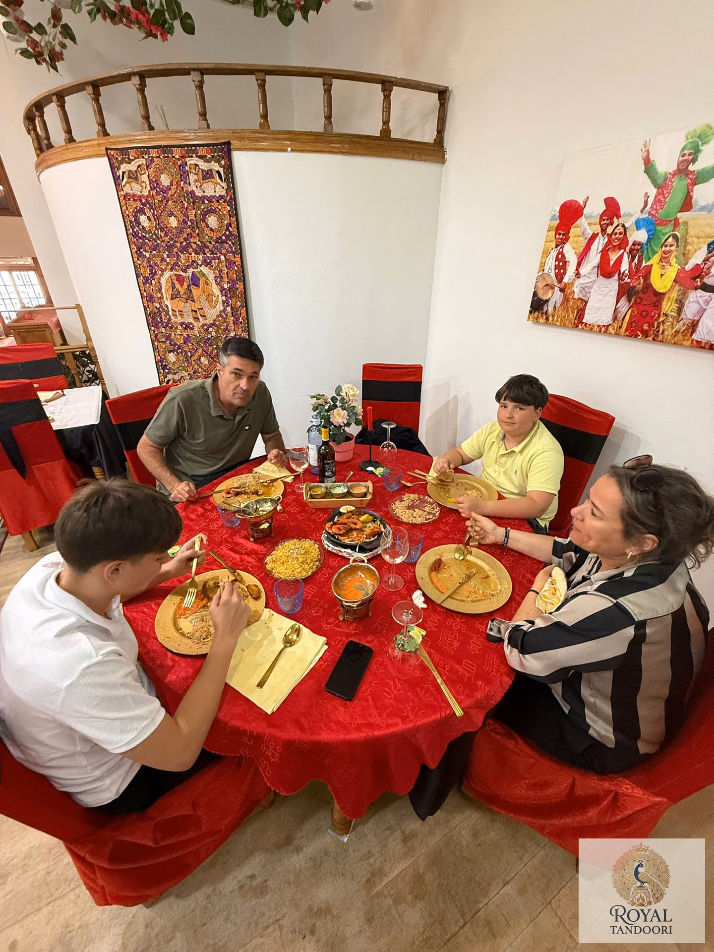 Familia comiendo platos indios en Royal Tandoori, Ponferrada