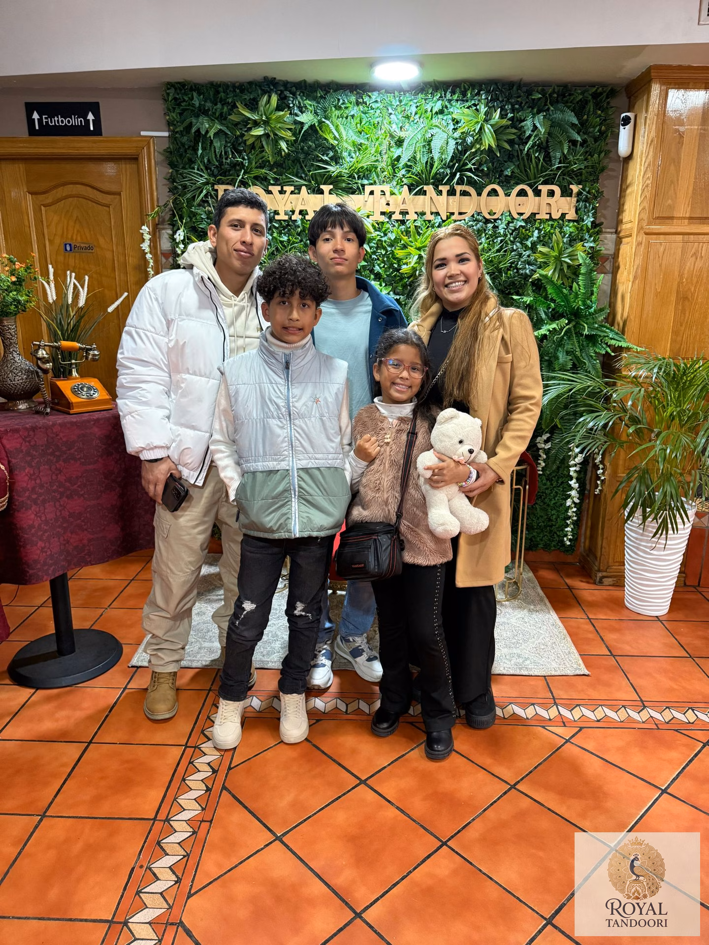 Familia en el photocall de Royal Tandoori, Ponferrada