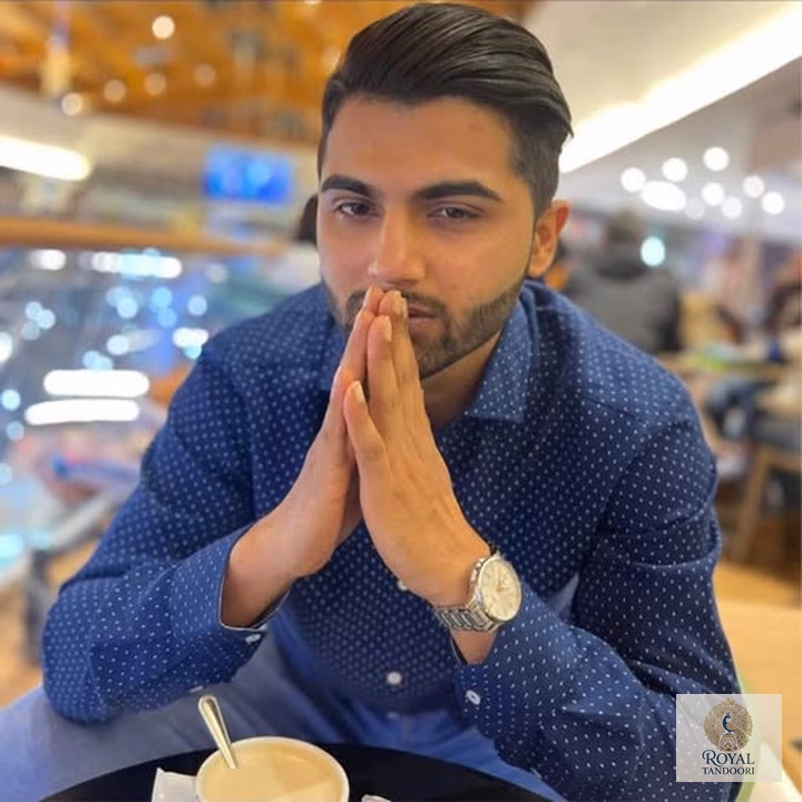Hamza Javed, propietario de Royal Tandoori, saludando con namaste en Ponferrada