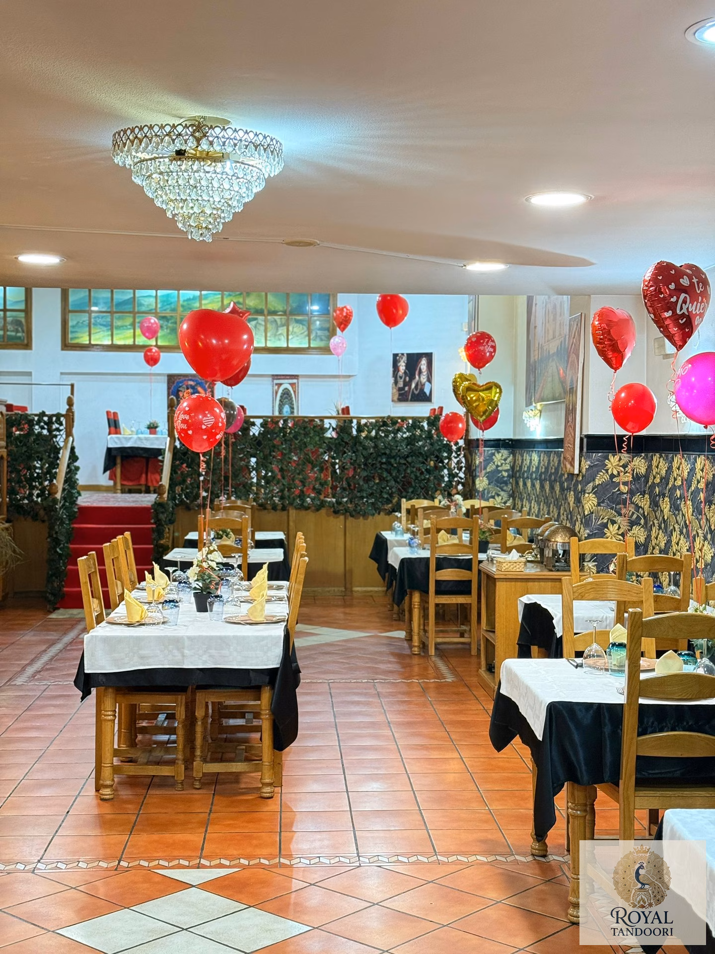 Interior decorado del restaurante indio Royal Tandoori en Ponferrada