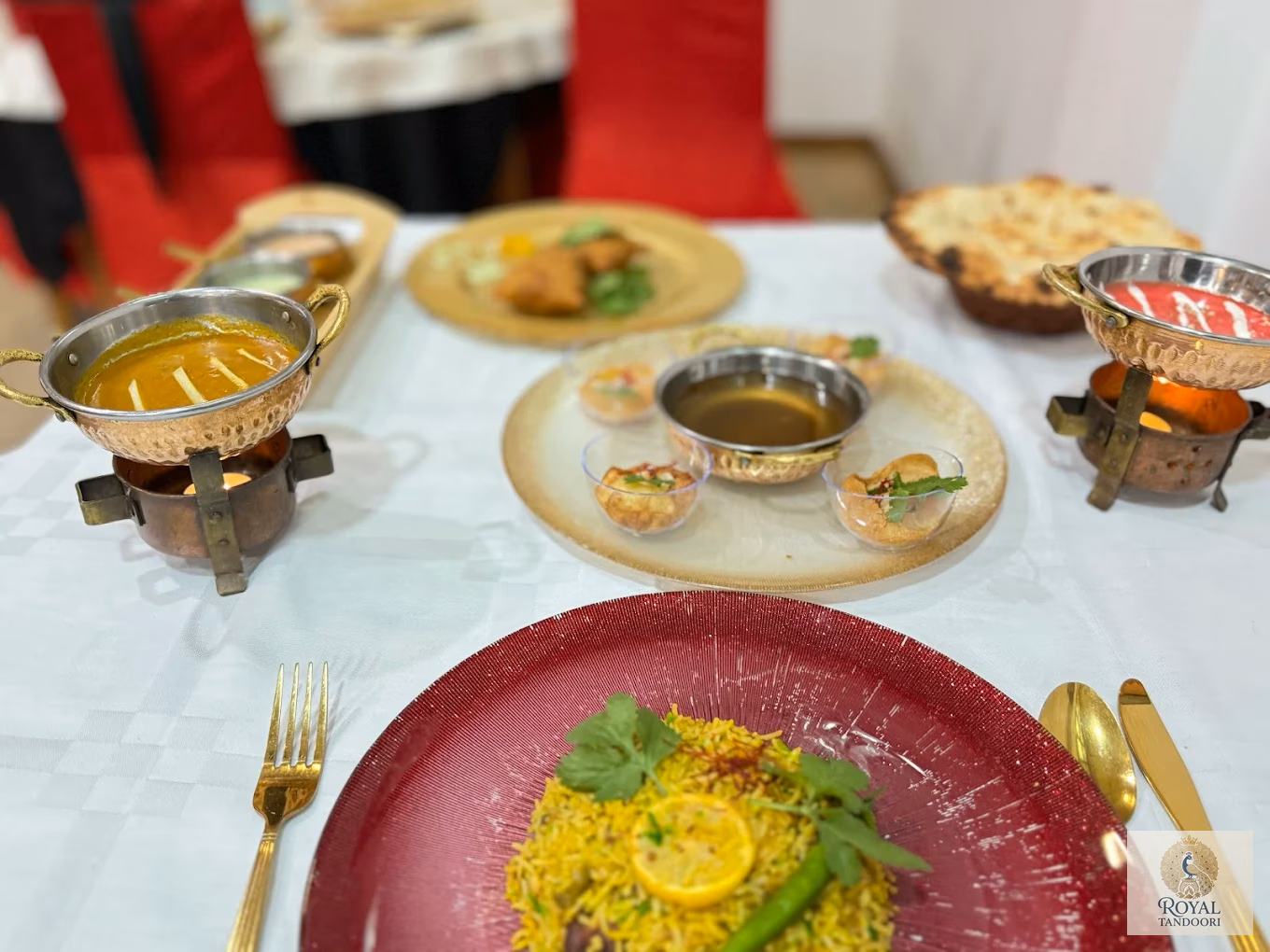 Variedad de platos indios con biryani y currys servidos en mesa en Royal Tandoori, Ponferrada