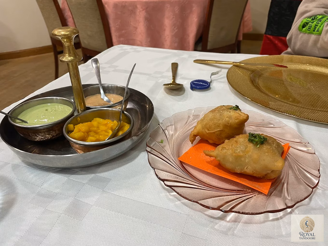 Samosas indias con salsas chutney en Royal Tandoori, Ponferrada